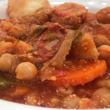 Guiso de garbanzos, cerdo y chorizo con pan