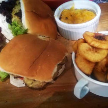 Hamburguesas de pacú con chutney de mango y mandioca frita