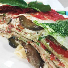 Lasagna fría de ricota con pesto de rúcula y salsa de morrón rojo