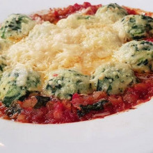 Malfatti de ricota, espinaca y queso con salsa de cherrys y albahaca