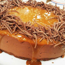 Marquise de chocolate con salsa de dulce de leche
