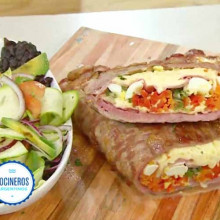 Matambre al libro con ensalada de vegetales crudos