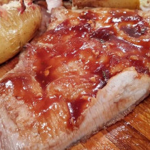 Matambrito de cerdo al limón con papas acordeón