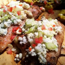 Matambrito de cerdo con ensalada tabule de coliflor