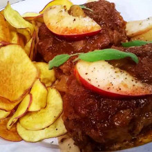 Medallones de bondiola agridulces a la cacerola con batatas españolas