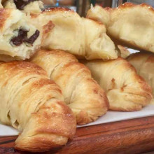 Medialunas de chocolate rellenas con dulce de leche