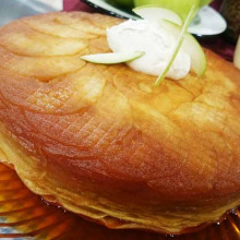 Mil hojas de manzanas verdes con crema inglesa y chantilly