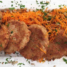 Milanesas de arroz con ensalada de vegetales y semillas