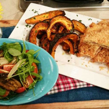 Milanesas soufflé con ensalada de temperatura mixta