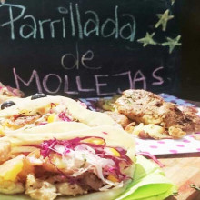 Mollejas cítricas y papines a la chapa en pan indio