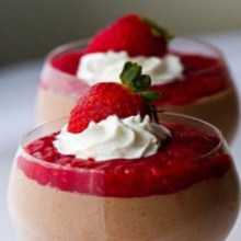 Mousse de chocolate en copas con dulce de leche y frutillas