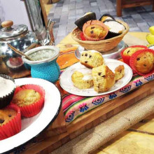 Muffins de banana con chips de chocolate y glasé de coco