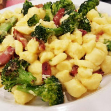 Ñoquis bomba con salsa carbonara de brócoli y panceta