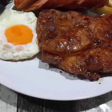 Ojo de bife con papas rosti, pesto, vegetales salteados y queso fundido