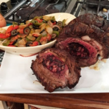 Ojo de bife relleno con morcilla acompañado con caponata