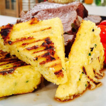 Paleta braseada en cacerola con polenta y alioli