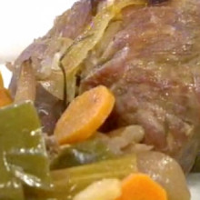 Palomita braseada con vegetales marinados