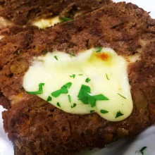 Pan de carne relleno con queso cremoso acompañado de ensalada