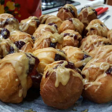 Pan frito de frutos rojos con crema de maní