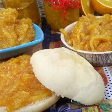 Panes en sartén con mermelada de naranjas