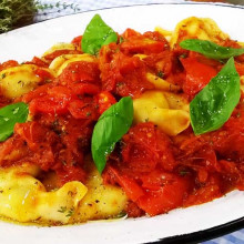 Pasta rellena vegetariana con masa de copetín y salsa de tomates asados