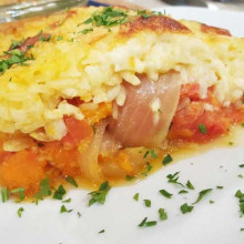 Pastel de arroz con pollo y vegetales asados