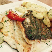 Pescado a la chapa con papines y salsa remoulade