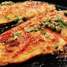 Pescado blanco laqueado con berenjenas fritas