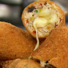 Pinchos de pollo rellenos fritos