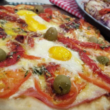 Pizzas al horno de barro, fugazzeta especial y de jamón, huevo y morrones