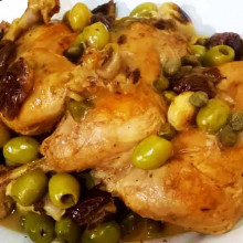 Pollo a la ciruela a la cacerola con coliflor especiado al horno