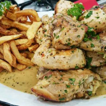 Pollo a la provenzal con papas fritas