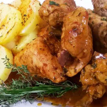 Pollo al salmorejo con papas al perejil