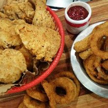 Pollo frito con aros de cebolla con salsa mixta