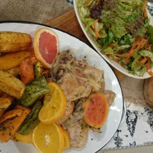 Pollo marinado con cítricos en zócalo de arroz