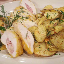 Pollo relleno ahumado a la mostaza con papas fritas al microondas