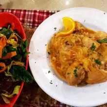 Pollo tríptico con ensalada de hojas verdes