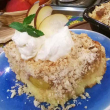 Postre a la cuchara de durazno y ciruela con crumble de avena