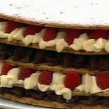 Postre gigante de mil capas de chocolate, almendras y frambuesas