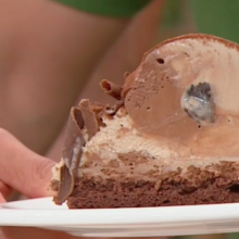 Postre helado con corazón de chocolate