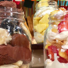 Postres frescos en copa para Navidad