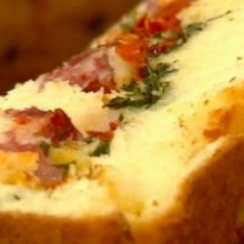 Práctica torta rellena de queso y salame