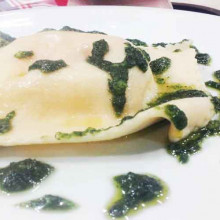 Raviolones de papa y yema al pesto