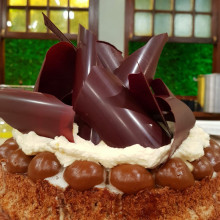 Torta de dulce de leche, nuez y bananas