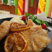 Merluza a la romana con puré papas e hinojos