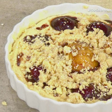 Postre crocante de ciruelas y duraznos