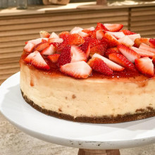 CHEESECAKE CLÁSICO CON FRUTILLAS