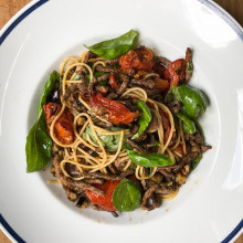 SALTEADO DE PASTAS, CARNE Y VEGETALES