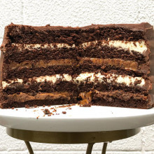 TORTA DE CHOCOLATE, DULCE DE LECHE Y CREMA