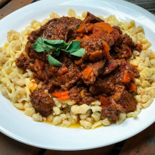 GOULASH CON SPÄTZLE